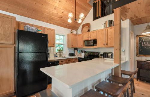 Riverfront Cabin in Crumpler-- Sleeps 6, 30 Mins to West Jefferson - Foto 10