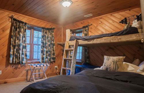 Luxurious Mountain Retreat with Hot Tub Jacuzzi Suite & Wood-Burning Fireplace - 10 Min to Boone - Foto 26