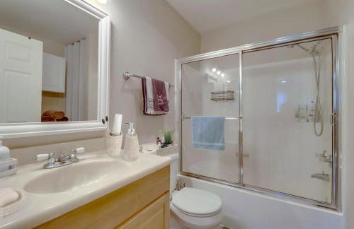 Entire Private Home with 3 Bedrooms 2 Bathrooms, Family Home Free Pool, Tub and Parking, Available Now - Foto 31