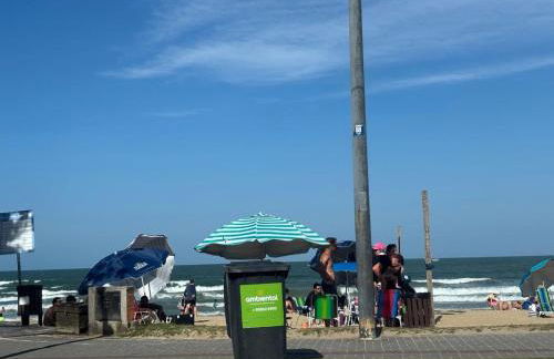 Apto climatizado amplo pé na areia - Itapema 180m da Praia - Foto 58