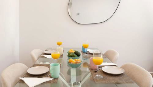 Your Sunny Retreat! Modern apt steps to the beach - Foto 5