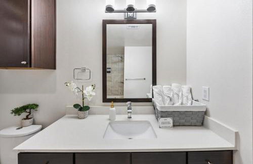 Chill & Tone 1BR Frisco King & Sofa, Gym & Pool - Foto 8