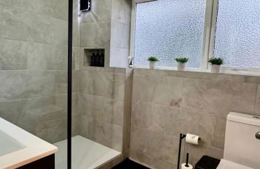 Cherry Blossom Apartment - 3 bed, parking, garden - Photo 18