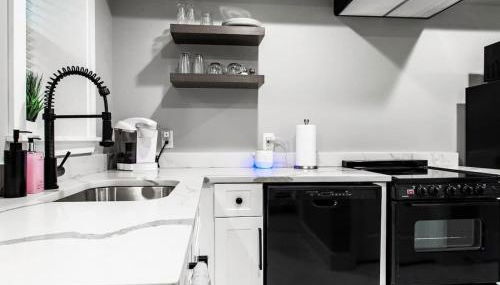 Centrally-Located Well-Decorated Solar-Powered - Foto 5