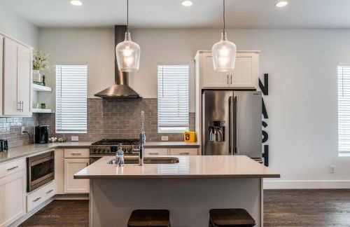 Nash House & Bars of Broadway with Patio Bar and Views! 8min Downtown! Sleeps 12! - Foto 7