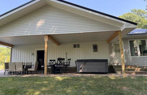 Large home with hot tub in serene wooded setting - Foto 29