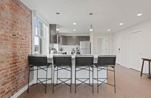 Spacious Apartment with King Beds - J and K on Main - Foto 2