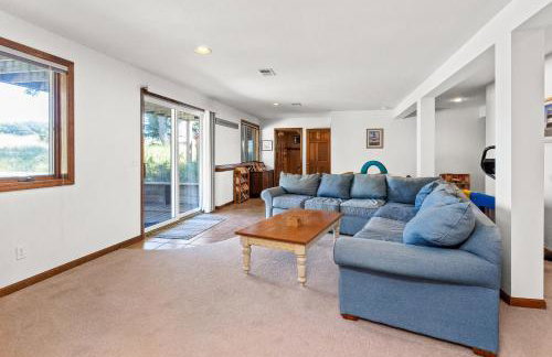 Experience lakeside luxury at Sunset Cove, a spacious 5-bedroom home - Foto 11