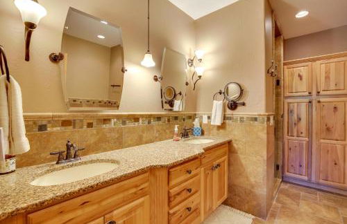 Hot Tub and Golf Course Views Luxe Sturgis Home! - Foto 15