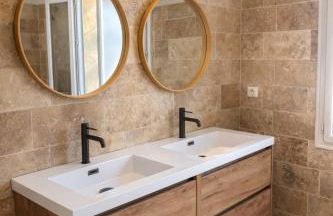 Maison en pierre avec piscine chauffée, jacuzzi et vue sur Gordes - Photo 13