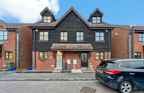 Luxury House with Pool Table, Sky TV, Netflix, Fast Wifi, Garden & Free Parking by Yoko Property - Photo 22