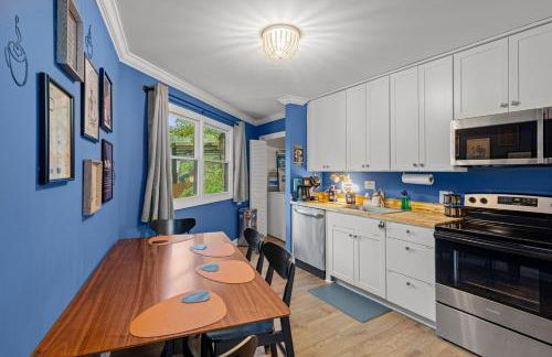 Fun & Funky Asheville Home with Pool Table, Darts - Foto 16