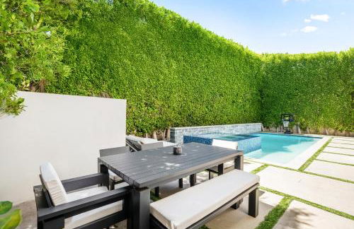 Luxurious Retreat - Modern House with Pool - Photo 15