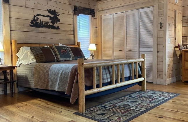 Private and Perfect! - hot tub, king bed, fireplace - dog and motorcycle friendly Studio Cabin by RedAwning - Foto 4