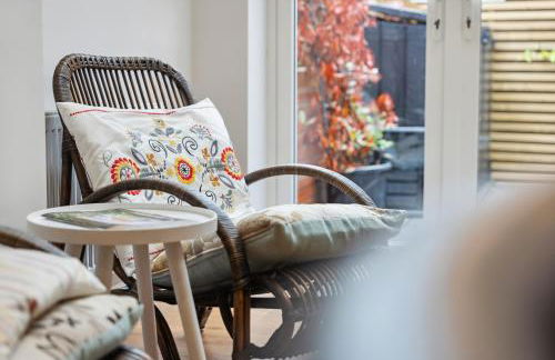 2-Bedroom Stylish & Gorgeous, Cosy Westgate Cottage Retreat, Central Winchester, Free On-Street Parking Permit, with Garden, Close to Cathedral - Sleeps 6, Pets are Welcome - by Blue Puffin Stays - Foto 23