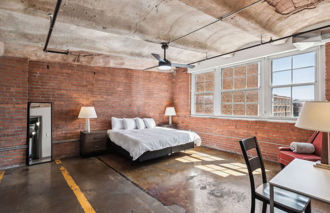 Luxury Historic Loft with Gym - Photo 39