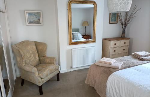 Cybil's Retreat - Renovated 2 bedroom house with enclosed garden - Photo 17