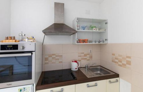 2 Bedroom Amazing Apartment In Klek - Photo 9