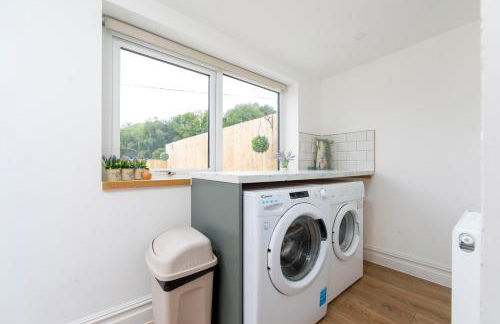 Sleeps 6. Free Wifi. Free Parking central location. - Photo 29