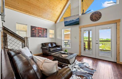 TN Whiskey Cabin- Lake and Mtn Views- Covered Deck- Game Room- Pool Table- Pets - Foto 7