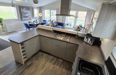 The Blue Lagoon 2 bedroom lodge with hot tub - Foto 14