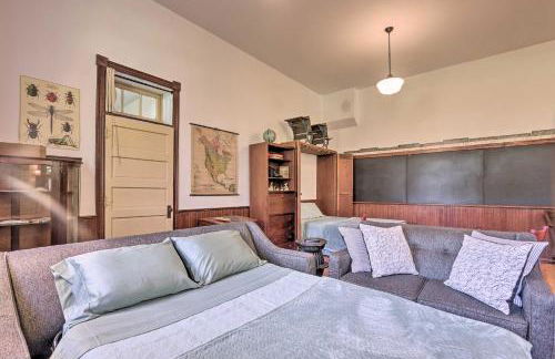 Renovated WV Schoolhouse History Buffs Heaven! - Foto 18