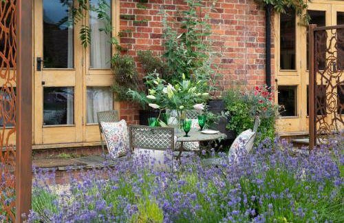 The Clock Tower & Dairy - Two x 2 Bed Barns with Indoor Pool - Photo 48