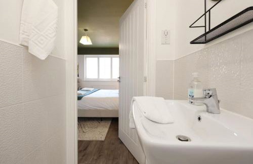 Contractor 4 Bed 3 Bath House Near Airport Parking Barry Island with Parking - Foto 18