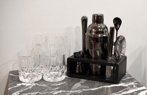 HostWise Stays - 2 King Beds, Free Street Parking, North Side Gem - Foto 17