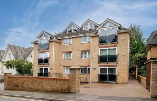 Modern, comfy Town centre gem, near beach, parking - Photo 64