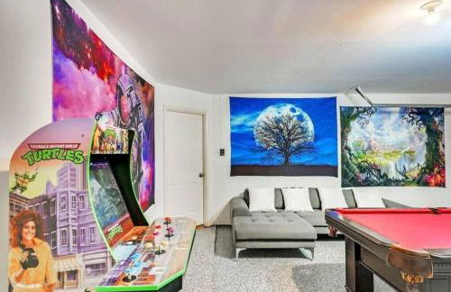 Deluxe Poolside Home, Modern 5BR with Gaming Room - Foto 16