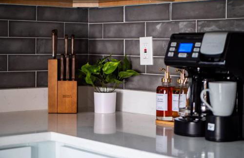 Hot Tub N64 Mins to Downtown Sleeps 8 - Foto 22