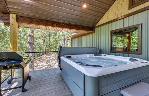 Big Cedar Vacation Rental with Deck and Hot Tub! - Foto 2