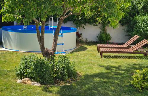 Vacation house with private pool and yard - Photo 15