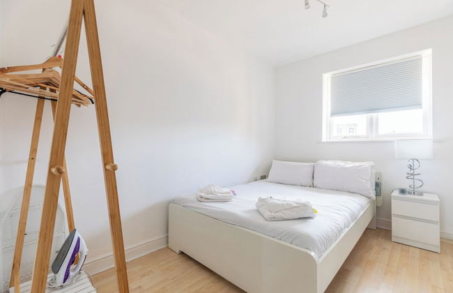 Skyline Haven Modern 2BR w/ Free Parking & 4kTV - Photo 12