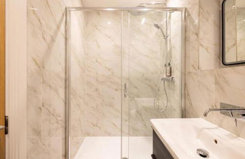 Staines Riverside by Charles Hope - Foto 38