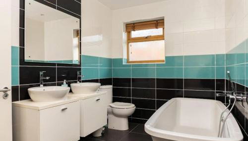 4 Bed Detached Home-Gloucester-Sleeps 10-Parking for 3-Work or Leisure - Foto 3