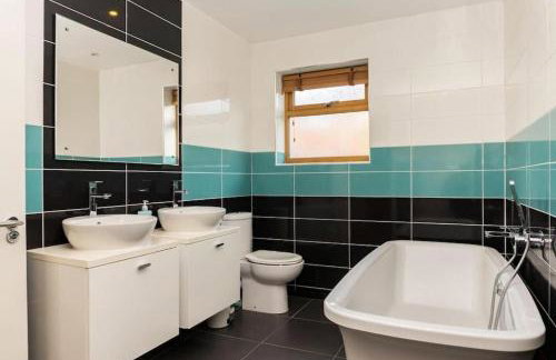 4 Bed Detached Home-Gloucester-Sleeps 10-Parking for 3-Work or Leisure - Foto 3