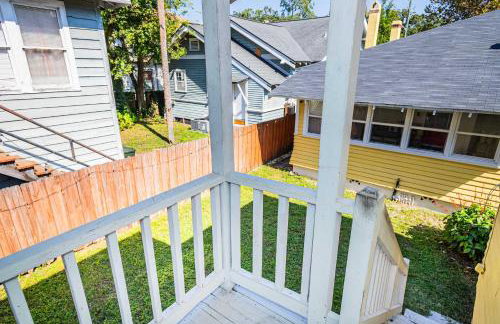 Bright and Sunny Springfield Carriage House - Photo 35