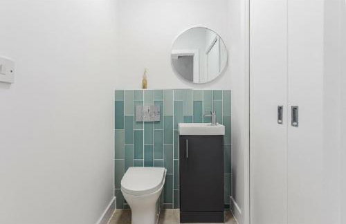 Prime Location 4-Bed Home in Croydon with Parking - Foto 13