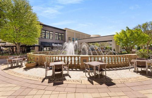 Stroll to Downtown Alpharetta AND Avalon Shops - Foto 30