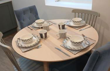 Luxury 1 bed apartment close to Airport and Exhibition centre ideal for short long term stays very cosy nicely furnished for comfort with all mod cons FreeParking on site Free WIFI - Foto 8