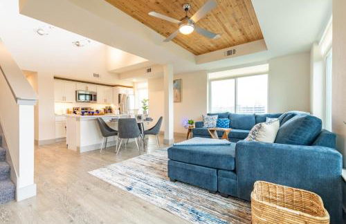 RiverWalk PentHouse Oasis w/Free Parking Gym Pool - Photo 29