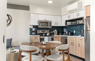 2BR Apartment in DT with Parking - Foto 17