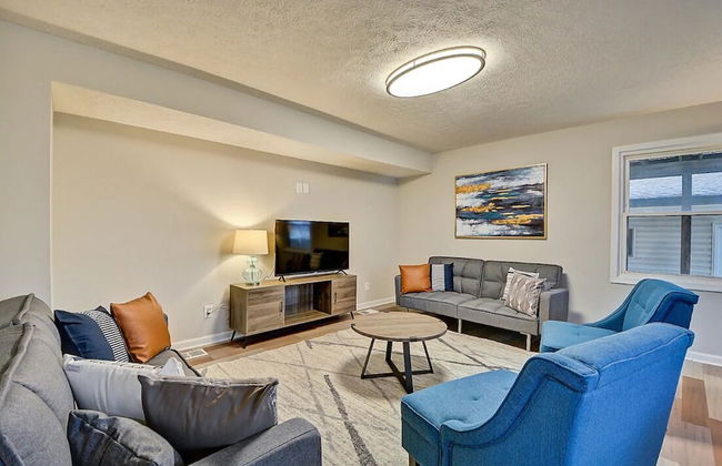 Spacious 6BR/3BA House w/ Parking! Sleeps 20! - Foto 40