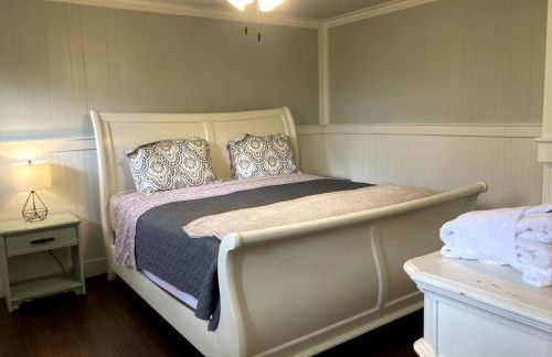 Tucked Away Newly Renovated 2 Bedroom/ 1 Bath Sleeps 8 - Photo 7