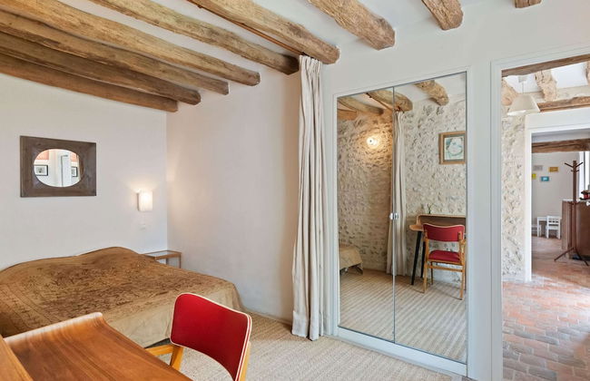 Charming Holiday Home in Yevre-la-ville With Pool - Foto 5