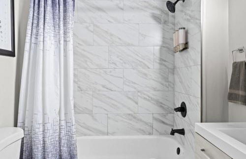 Stylish Home in Historic District Near Riverwalk - Foto 36