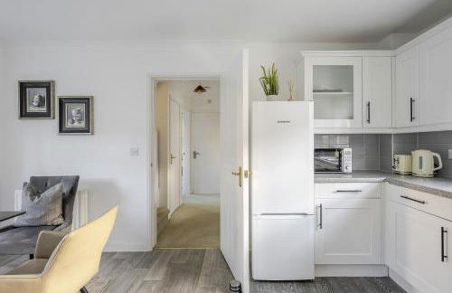 Luxurious 3 Bed House with Free Parking, Sky TV, Movies & Netflix - Foto 52