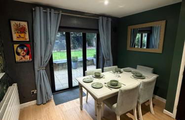 Large stylish home with Games room 5 bedroom sleeps 11 free WiFi and parking - Foto 12